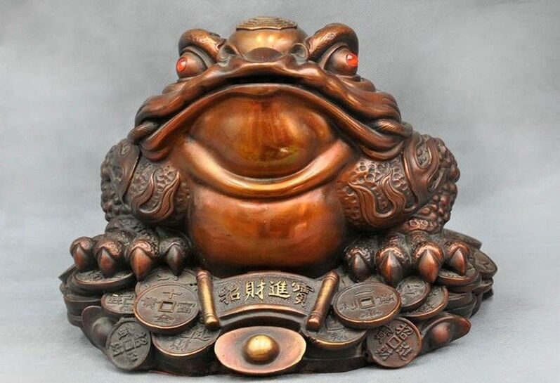 amulet of a frog with money